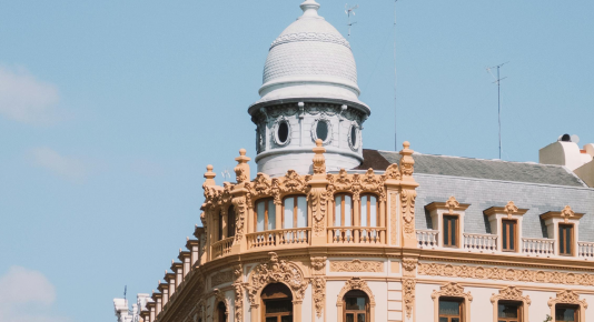 Una imagen de la parte de arriba de un edificio icónico de Madrid